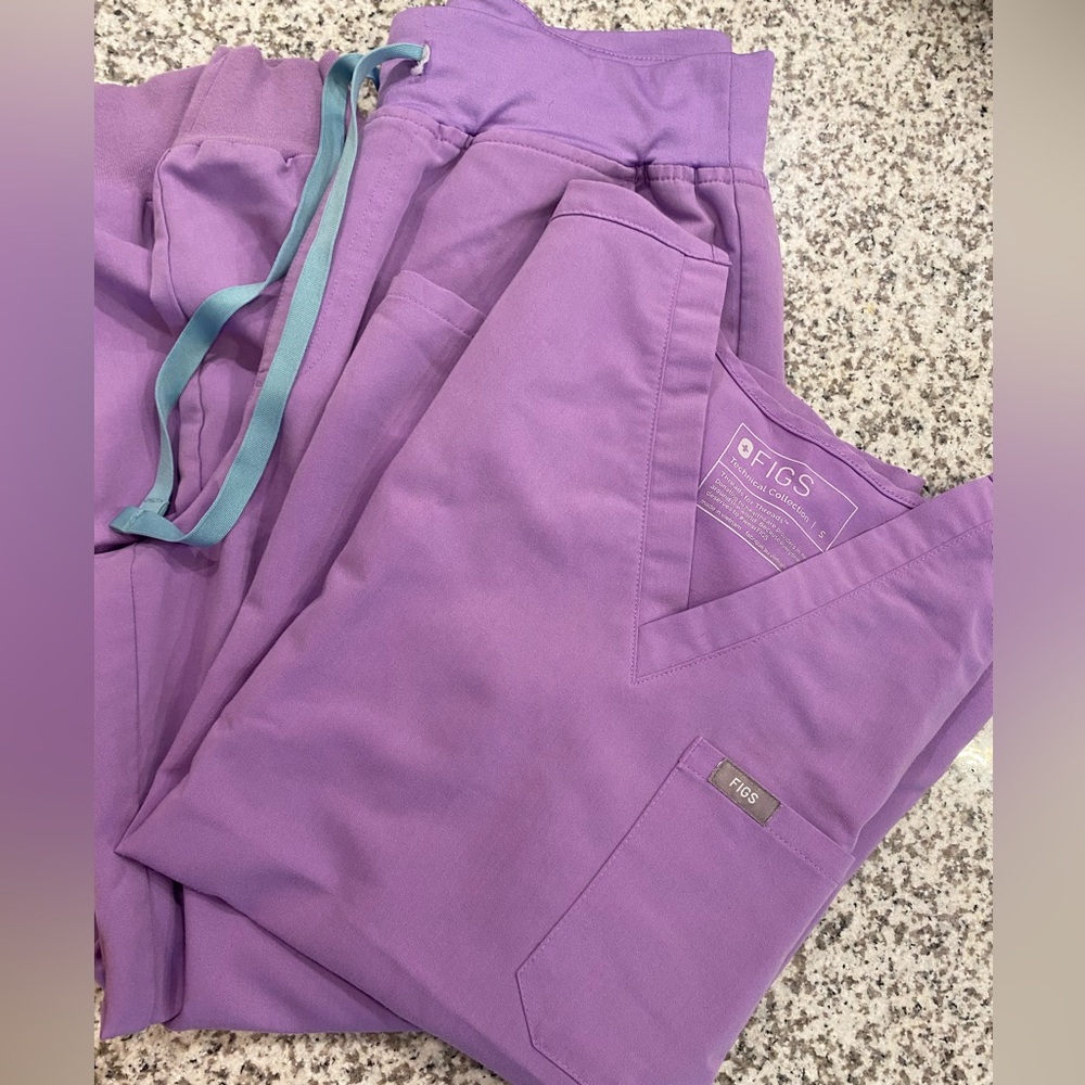 FIGS scrub set